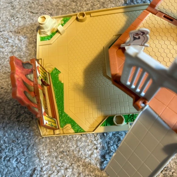 Matchbox Pop Up The Penguins of Madagascar Playset Mattel Vintage W/ Car - Picture 8 of 9
